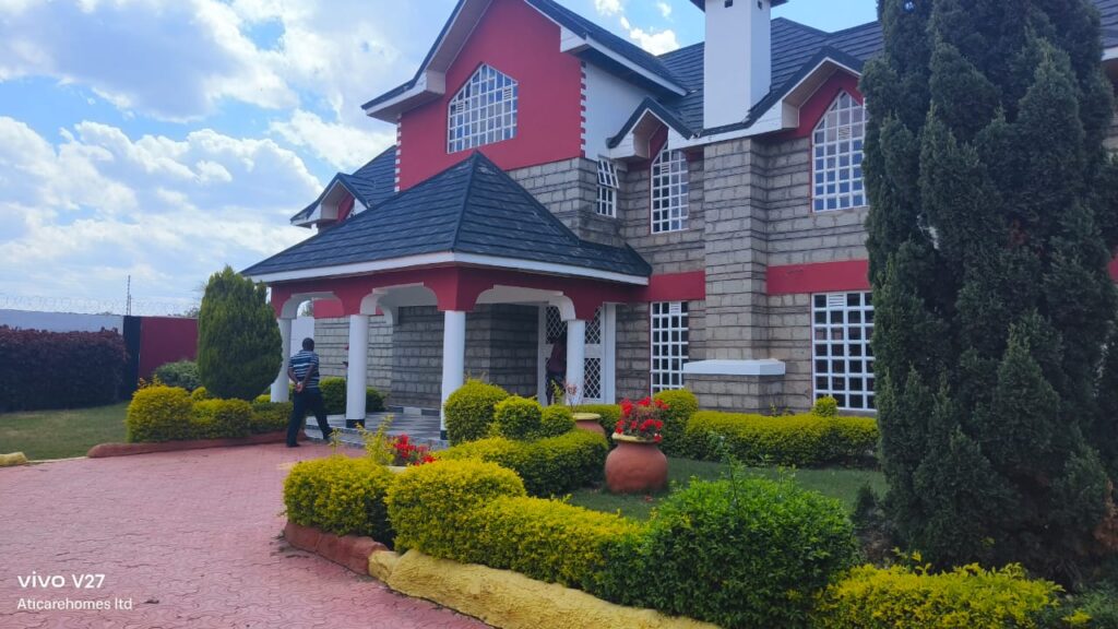 For Sale: 6-Bedroom All Ensuite House Location: kitengela Epz Plot size  on 1/4 acre