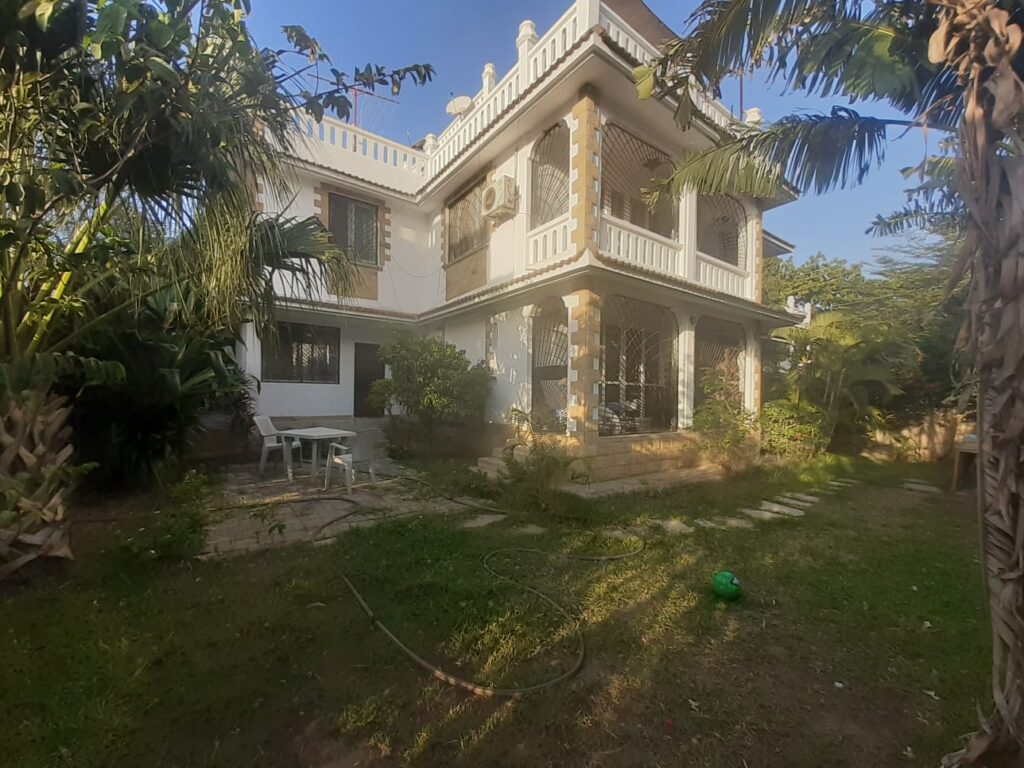 4 bedroom townhouse with guest wing in a gated estate in Shanzu, Mombasa. 10 min walk to the beach