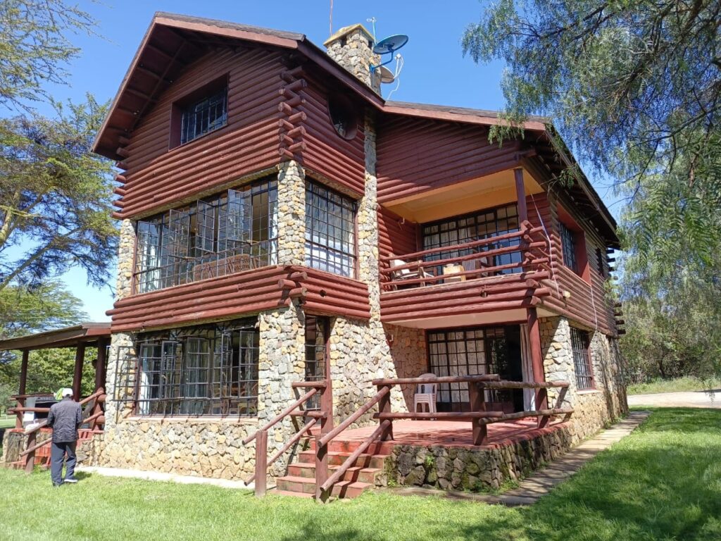 An elegant and stunning 5 bedrooms CHALET HOUSE,all ensuite.