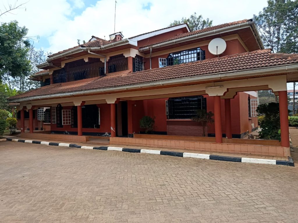 5Bd all ensuite house siting on 3/4 acre